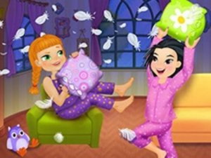 Crazy Pillow Fight Sleepover Party Arcade Game